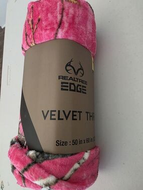 Realtree Edge Pink Camo Velvet Throw